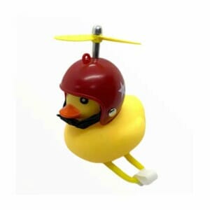 Patito de hule con casco para bicicleta gorro rojo