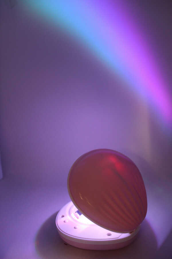 Almeja con reflector de luz led rgb en forma de arcoíris
