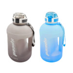 Botella grande cilíndrica de plástico, con tapadera bicolor, asa manual, agarradera y medidor estampado, variedad de colores / 2.2l / st-yiben / paads