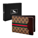 Cartera humers para caballero de piel sintética con estampado de monograma, diseños cosidos y línea de color multiples compartimentos, en color café / h3215cafe / h3215