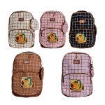 Mochila 3 compartimentos, estampado de cuadros y diseño de capibara + monedero