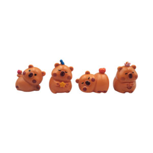 Paquete con 4 figuras chicas de plástico con diseño de capibaras, variedad de diseños / lu7574