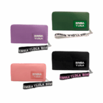 Cartera rectangular de tela lisa con cierre plateado y correa con leyenda