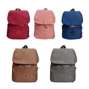 Mochila pequeña con 3 compartimentos, solapa y tirantes satinados ajustables