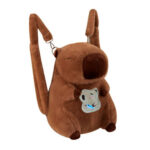 Mochila mediana de peluche afelpado en forma de capibara con peluche pequeño