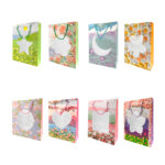 1pza Bolsa de regalo mediana con diseño de pintura floreado o paisaje, textura de brillantina y ventana transparente de diferentes formas, 26x32x10cm, variedad de diseños / bt-2762 / 410029